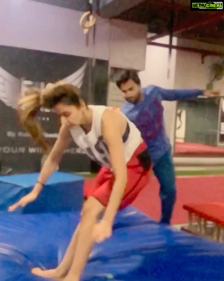 Disha Patani Instagram - This is how not to do a front flipππ #donttrythisathomefolks and ofcourse rehearsing for a dance song in malang with a broken knee π«π«ππ»