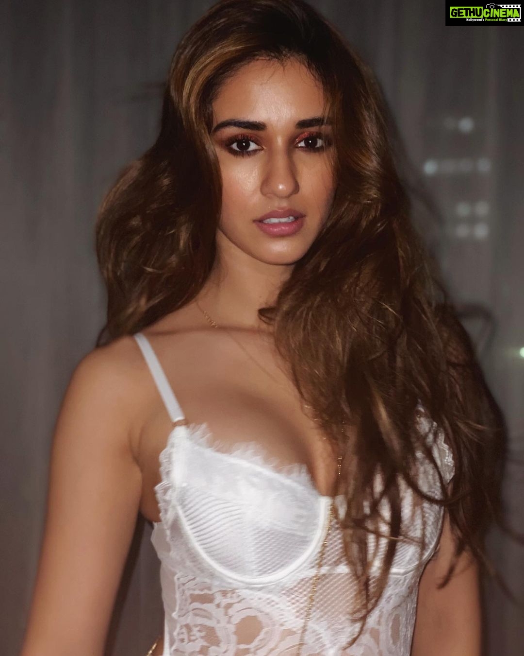 Disha Patani - 2.1 Million Likes - ⛄️❄️ happy new year to everyone, may god bless all with love💓