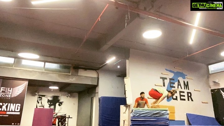 Disha Patani Instagram - After ages trying my hand on kong vault 🐵, back to training with @nadeemakhtarparkour88 🐥💀