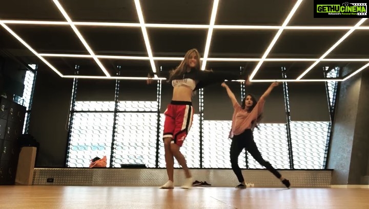Disha Patani Instagram - Chilling with my lovely @dimplekotecha 💖 choreography @lando_coffy