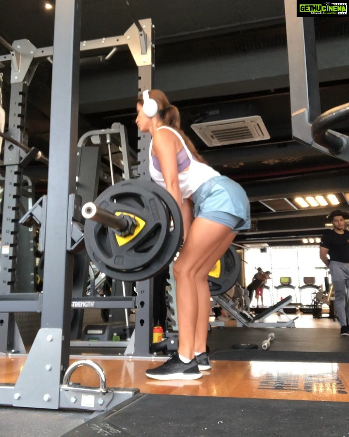 Disha Patani Instagram - 🌟140pounds (70 pounds each side)*4 reps 🌟110pounds (55 pounds each side)*10reps #deadlift ⚡️Strength training, and as you can see dying too🤪🤪💪🏽❤️ #strongereveryday💖