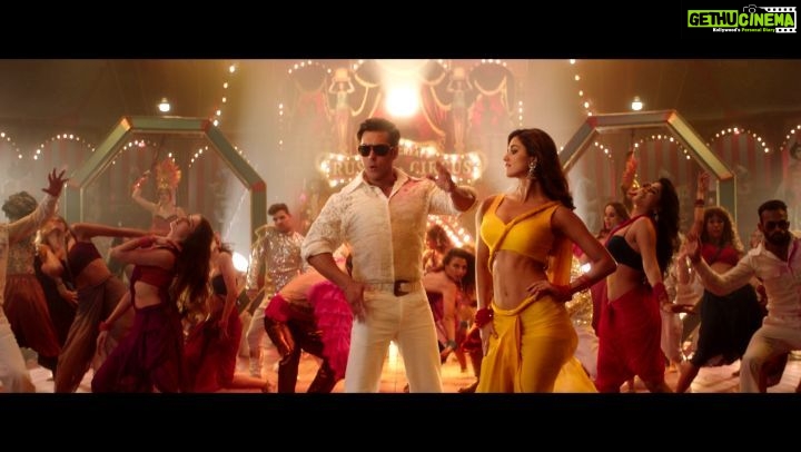 Disha Patani Instagram - Life slow-motion mein jaane wali hai #SlowMotionTeaser @bharat_thefilm @BeingSalmanKhan @aliabbaszafar @atulreellife #BhushanKumar @katrinakaif @tabutiful @apnabhidu @sonalikul @whosunilgrover @norafatehi @iaasifsheikhofficial @nikhilnamit @reellifeproduction @skfilmsofficial @tseries.official
