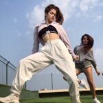 Disha Patani Instagram – #justchilling with @dimplekotecha 👯‍♀️🌸 in love with this new track #cantgetenough ❤️