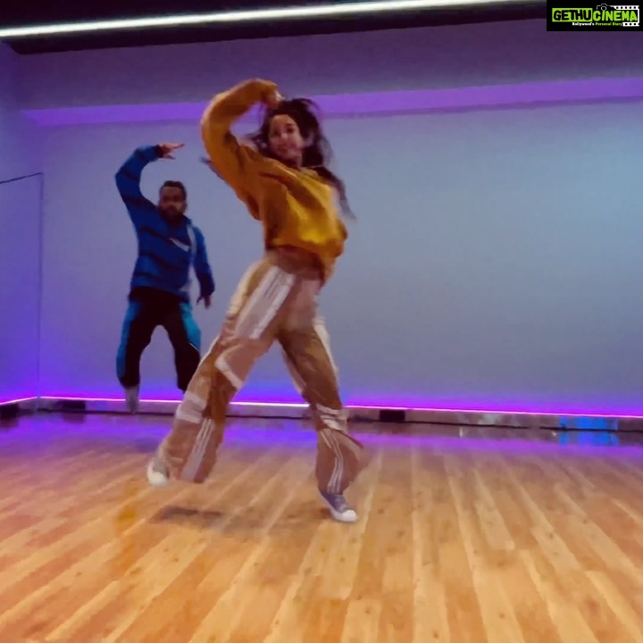 Disha Patani Instagram - Juss chillin🐤 choreography @ankan_sen7 shot @shariquealy 💃 #spicytydollasign 🦆