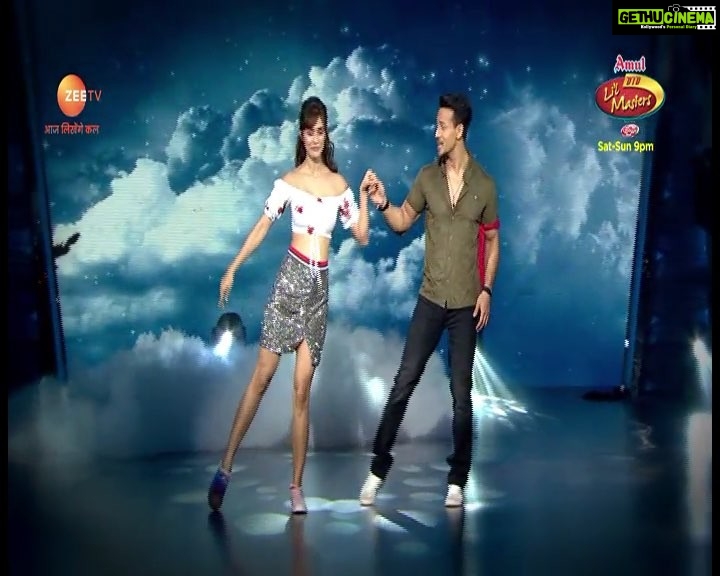 Disha Patani Instagram - Here’s a glimpse of @tigerjackieshroff and me at #DIDLilMasters Grand Premiere! Watch the entire show in just one hour at 9PM! @zeetv #DanceKeBlockbusters #SajidNadiadwala @khan_ahmedasas @Nadiadwalagrandson @FoxStarHindi @tseries.official #Baaghi2onMarch30