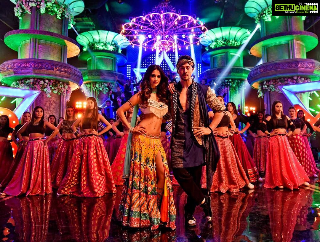 Disha Patani Instagram - Are you all set to groove to this bhangra track? 💃🏼 Your favourite #Mundiyan out at 11 AM. @tigerjackieshroff #SajidNadiadwala @khan_ahmedasas @nadiadwalagrandson @foxstarhindi @tseries.official @wardakhannadiadwala #Baaghi2onMarch30