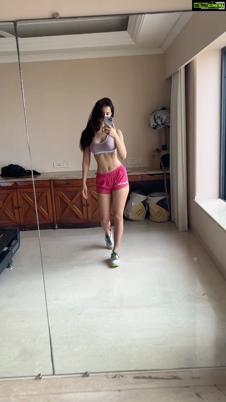 Disha Patani - 2.8 Million Likes - 🐼