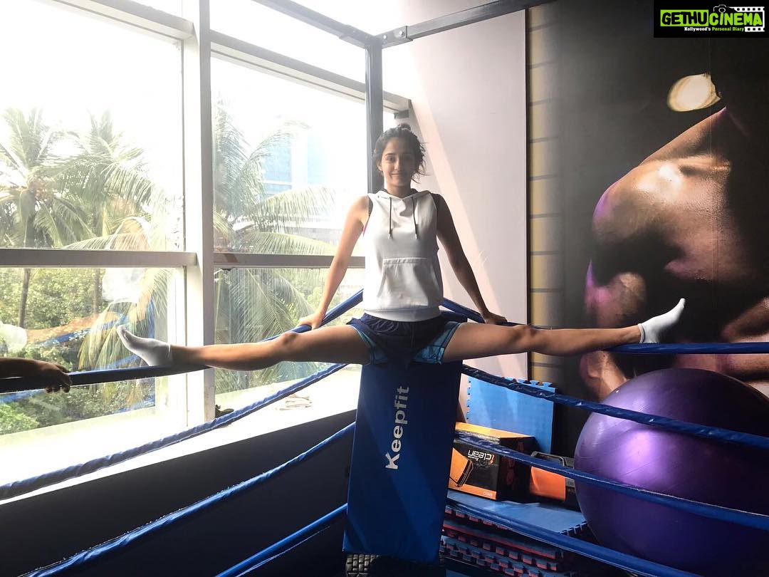 Disha Patani Instagram - Stretch stretch 💃🏻💃🏻
