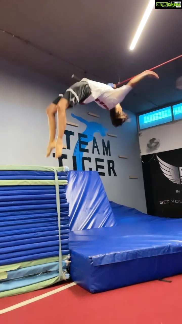 Disha Patani Instagram - Wish this would feel more like butter🌞🧈 my coach @nadeemakhtarparkour88 ✨