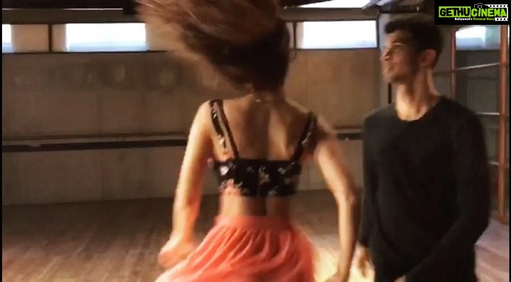 Disha Patani Instagram - To watch the video go to my app❤️ link in my bio 🌸🌸 @dimplevganguly #abhishek 💪🏻💪🏻