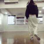 Disha Patani Instagram - Celebrating 5m family ❤️ thank you for the love and support, hopefully I can keep entertaining you guys❤️ god bless all❤️ dancing with my partner @hvardhankhemka 🙏🏻💪🏻 choreography by the master @mattsteffanina 👏🏻wearing my coolest #puma @puma