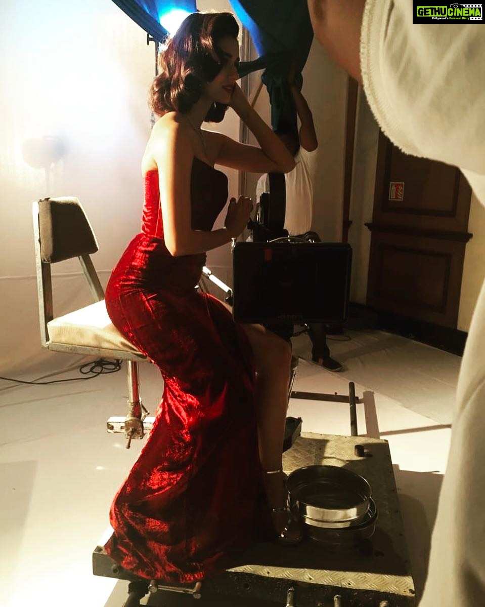 Disha Patani Instagram - Hello HELLO ❤️🌸 @hellomagindia 🌸