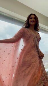 Divyanka Tripathi Instagram - My latest fav 'getting ready song'😍
(PS: Why is this filter like No Filter in half of the video?🧐🤔)
#FeelitReelit #ManikeMageHithe
#Srilankan #Sinhalese
#divyankatripathidahiya #viralvideo
#TrendingReel