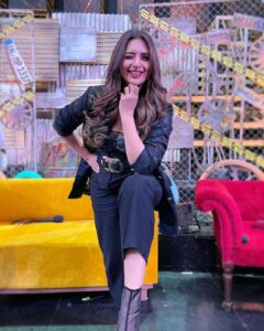 Divyanka Tripathi Instagram - Few people will reject you not because you are imperfect, but because you shine too bright for them. Keep shining anyway!

Suit @ranbirmukherjeeofficial 
Accessories @ethnicandaz @manalirawat
Styled by @stylingbyvictor @sohail__mughal___
MU&H @manna.regina @sharukh_rocks902 @avinash.regina 
Last image @kk_photography_33