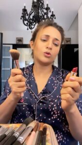 Divyanka Tripathi Instagram - Actor's life: Roz Make up karo, kaam pe chalo🤷🏻‍♀️
#IndianTVFiesta #ReelsPeTV