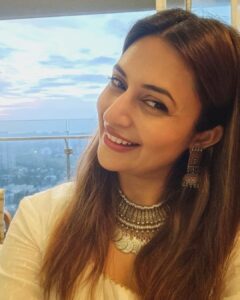 Divyanka Tripathi Instagram - Taiyaar hue aur khoob saari photos na kheenche, to kya khaak taiyaar hue!😁🤳

Outfit @rivaajclothing
Earrings @culture_signature_jalpathakkar
Bangle @rubansaccessories
@stylingbyvictor @sohail__mughal___