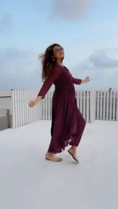 Divyanka Tripathi Instagram - Mast mausam & no romance? Baby do #BaawlaDance 😉💃

#trending #dancereel #feelkaroreelkaro
#divyankatripathidahiya 

@springdiariesstore 👗