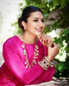 Divyanka Tripathi Instagram - 'इश्क़ में हूँ' या 'मैं इश्क़ हूँ'?

@labelkanupriya
@the_jewel_gallery
Make up @sharukh_rocks902 
@stylingbyvictor @sohail__mughal___
#WordPlay