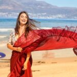 Divyanka Tripathi Instagram - #BeachWear jo mann aur tann ko bhaaye. 😉🏄‍♀️🥻 Capture by @ashukla09 Saree @sutrabysweta @stylingbyvictor @sohail__mughal___ #ContrastsOfLife #LadyInRed #KKK11 @colorstv