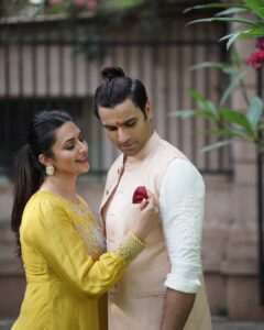 Divyanka Tripathi Instagram - जब छोटी थी, तो न गुज़रते वक़्त की फ़िक्र थी,
न कुछ छूट जाने का डर था.
बस निकल पड़ती थी ऊँचे पहाड़ पार करने ,
नदियों की लहरें छूने .

अब तुम हो, पर साथ न हो तो
निकली हूँ अरमाँ पूरे करने...
अरमानों को पीछे छोड़े.
तुम्हें याद कर 
हर ख़ुशी आधी सी जीती हूँ ,
ताकि फिर तुम संग  उन गलियों में जाऊं 
उन पलों को पूरा जी लूँ .

@garnettstudio 
@kaurwakijewels 
@stylingbyvictor 
@sohail__mughal___