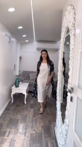 Divyanka Tripathi Instagram - How much time I take to get ready? Only this much! 😉☝️

Video & makeup hair extraordinaire @officialmanzoorkhan 🏆
Pandemic Costume Exploration @stylingbyvictor 🥇
Heart warming assistance @sharukh_rocks902 🎖

#BajreDaSitta #reelsinstagram #transformation #reelitfeelit #Reelkarofeelkaro #TrendingReel #ViralVideo #divyankatripathidahiya