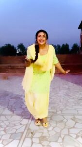 Divyanka Tripathi Instagram - In Patiala, grooving on Song Patiala, wearing suit Patiala! 😉🤘
Only thing missing is Patiala Peg?🤣🙊
#WakhraSwag #Patiala
#divyankatripathidahiya