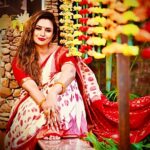 Divyanka Tripathi Instagram – साड़ी बीच नारी है कि नारी बीच साड़ी है
कि साड़ी ही की नारी है कि नारी ही की साड़ी है।
#NareeInASaree #SandehAlankar 🧐 #BengaliSaree

Saree @ashagautamofficial
Accessories @rubansaccessories
Styled by @stylingbyvictor @sohail__mughal___
Photography @ajaytiwaridop 
Makeup @manna.regina.official