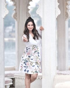 Divyanka Tripathi Instagram - 🤍 @onlythefamily.in @viralmantra @stylingbyvictor @sohail__mughal___ Udaipur - The City of Lakes