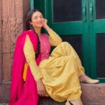 Divyanka Tripathi Instagram - Gulabi sardi☺️ #BabulDaVehda