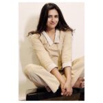Divyanka Tripathi Instagram - I laugh at those who've worked for erratic TV schedules for so long that their concept of days & time tend to get disarrayed.🤦‍♀️ Anyway #HappyFriday 🙋‍♀️❤️ #TGIF