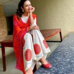 Divyanka Tripathi Instagram - लाल दुपट्टा मलमल का...🙃 था ही नहीं इसलिए इसे ही उड़ा लिया!😜🤣 #Ethnic @the_homeaffair_jaipur @stylingbyvictor