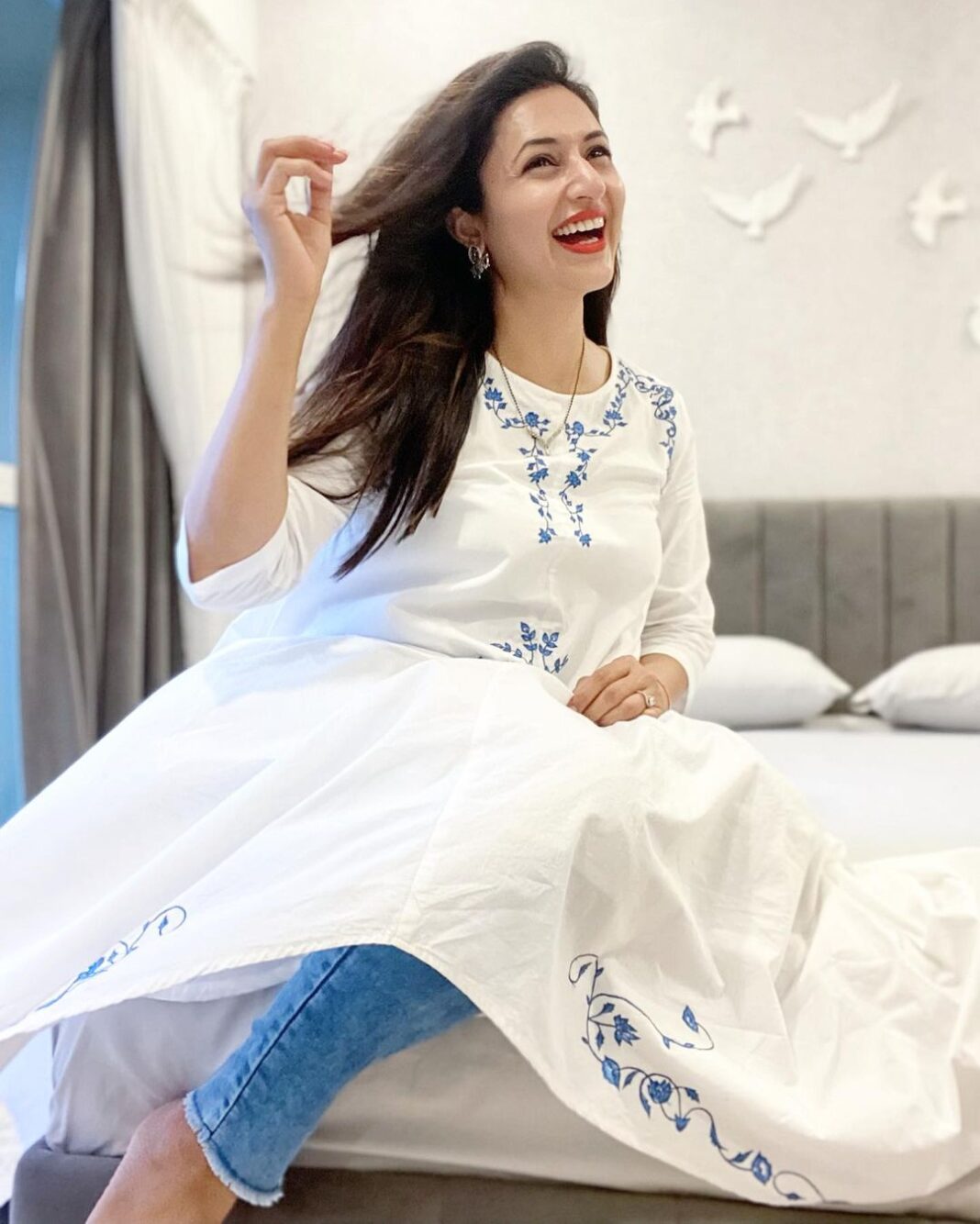 Divyanka Tripathi Instagram - Why get caged in perfection when you have wings? Dare to fall & learn to fly.🕊 #LiberatedHeart #UncagedBird @houseoffett @delightful_wears