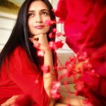 Divyanka Tripathi Instagram - La couleur de l'amour ❤️ #Vermilion In @ananyaarora.label