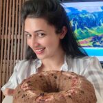 Divyanka Tripathi Instagram – Oh so proud of this beauty!!!!
Yippeeee!!! Whatta #BananaChocochipCake!
Sorry guys!!! It’s Irresistible!😜
🥮
#GlutenFree #NoSugar 
#BananaFlourCake
#MapleSyrupCake