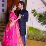 Divyanka Tripathi Instagram - Cheesy romance ki gustakhiyaan maaf hon😉 #ImpromptuDance #BollywoodRomance