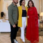 Divyanka Tripathi Instagram - When #Nitya meets #KaranAndPreeta... When Divyanka meets her friends @sarya12 and @dheerajdhoopar...it turns out to be pyaar, baaton aur trp ki yummy recipe! #ColddLassiAurChickenMasala #KundaliBhagya #Integration @ektaravikapoor @altbalaji @zee5premium Styling by @stylingbyvictor and #SohailMughal