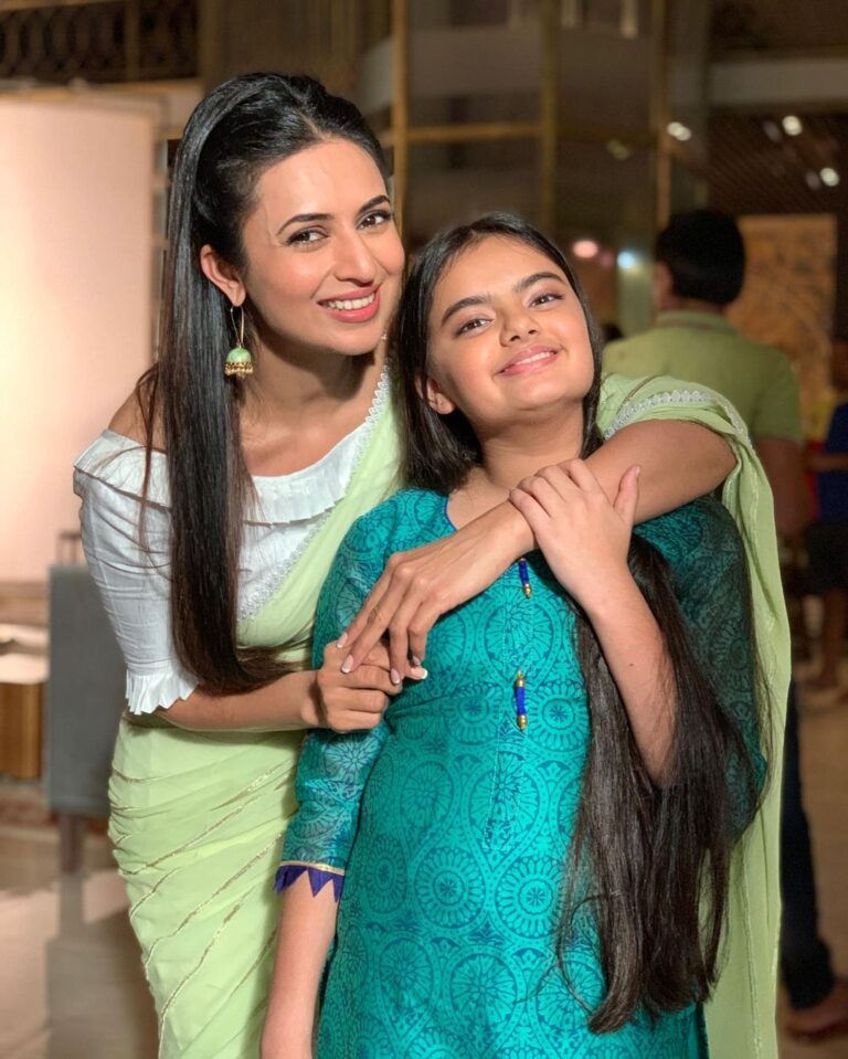 Divyanka Tripathi Instagram - After so long... Shot for something with this #ChildStar who has seen the world but has her #FeetOnGround. Rock tomorrow's Hindi exam my girl.😘