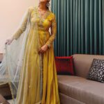 Divyanka Tripathi Instagram – #Vivaahita #RawAllure

#YellowAnarkali & #Jhumkas
@kalkifashion 
@stylingbyvictor