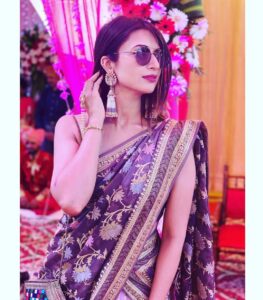 Divyanka Tripathi Instagram - Yeh Dhoop hai ya Style teri!😎