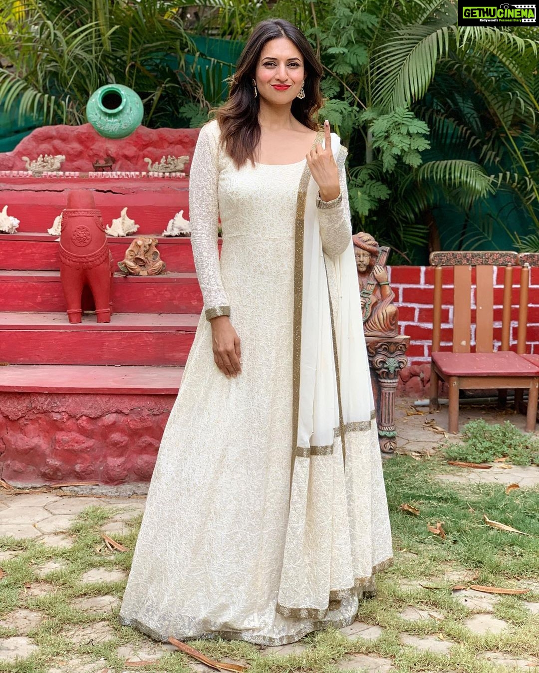 Divyanka Tripathi Instagram - There's a cow shed behind my Bhopal home, a temple and a little jungle. I hear cows mooing, birds chirping, temple chantings and bells ringing each morning, yet I sleep like a baby...the sleep I can never achieve elsewhere. There's something extremely calming about #HOME. Outfit @bharat_adiani Jewellery @tyaanijewellery by karan Johar Styled by @stylingbyvictor Assisted by #sohailmughal #ElectionOutfit #NeutralWhite #WhiteAnarkali Bhopal, Madhya Pradesh