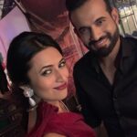 Divyanka Tripathi Instagram - Big pleasures of life lie in small details like - someone who is loved by the world, appreciates your work. With very the ace bowler Mr @irfanpathan_official on the set of #TheVoice. Watch it tonight on @StarPlus at 8pm.