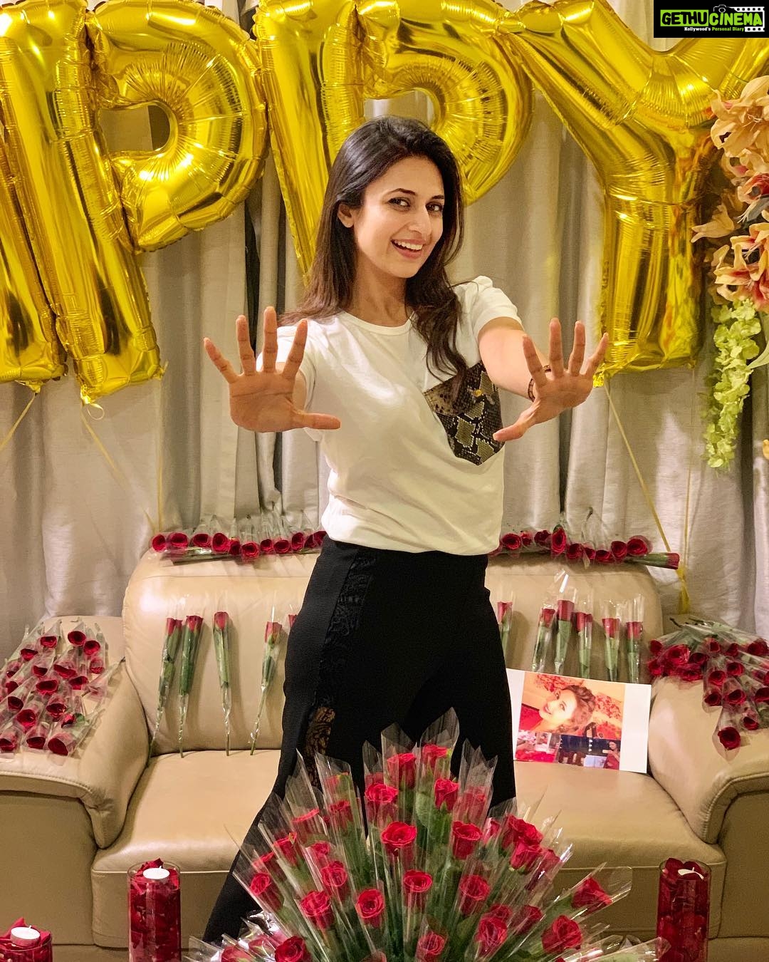 Divyanka Tripathi Instagram - Few moments leave you speechless, yet you want to say thousands of words! Maybe in short I can say that this happiness was nothing if you 1Cr didn't join your cords with me. It's not the number that makes me smile, it's the organic flow of love between us, it's the fact that- we are #OneBigFatFamily now! Thank you and congratulations to those who always want the best for me. Love, Divyanka Tripathi Dahiya Special thanks to @_k_kanchana for arranging this surprise while sitting in Sri Lanka! #10Million #SurpriseDecoration #FanLove