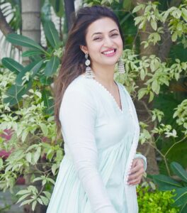Divyanka Tripathi Instagram - It's a new dawn 
It's a new day 
It's a new life...for me...
And I'm feeling good.🥳

Outfit @ahiclothing 
Footwear @percafootwear 
Earing @culture_signature_jalpathakkar
@stylingbyvictor @sohail__mughal___