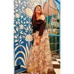 Divyanka Tripathi Instagram – A person smiling could be unhappy/worried/scared…but it may not be pretence. It may simply mean that they are strong enough to handle their problems.💪😊

@geishadesigns 
@stylingbyvictor @sohail__mughal___
@tanisha_agrwal