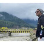 Dulquer Salmaan Instagram - In love with Kashmir and all of its boundless beauty ! #takingitallin #nolenscancapturewhatmyeyessaw #everyviewisapainting #godtheartist🎨 #endlesscanvas #noborders #noboundaries #pleaseletspreserve #thesegiftsarepriceless