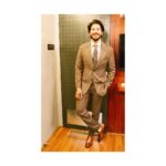 Dulquer Salmaan Instagram – Amusing myself always ! 
#whatchulaughingat

Suit : @gatsby.aliph 
Shirt : @tommyhilfiger 
Shoes : @berleighluxury 
Pocket square : @thetiehub
Styled by : @abhilashatd 
Assisted by : @dipteeagarwal