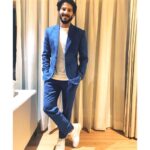 Dulquer Salmaan Instagram – I’m blue da ba di da ba da 🎵🎶🎵🎶 !! #feelingtheblues #suitup #sneakerlife #casualyetformal #prettyhappyilook #surprising #somuchdressingup #shouldbesulking #myteammakesmehappy

Suit : @sanchit_baweja 
Shoes : @nike 
Styled by : @abhilashatd 
Assisted by : @dipteeagarwal