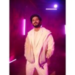 Dulquer Salmaan Instagram – Tujhe Pepsi Ki Kasam ! 
#someswag #trying #intensegazefail #beingkhoda #thoda #item #jacketofalltrades #whitenoise #hairsituation

White suit : @sanchit_baweja White colour block hoodie : @topshop 
Styled by : @abhilashatd
Assisted by : @dipteeagarwal 
Images : @vaishnavpraveen @thehouseofpixels