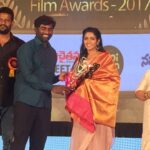 Eesha Rebba Instagram - Thankuu #Cinegoers for the award #BestSensationalHeroine #Amithumi on MothersDay . I dedicate this award to my mum❤️❤️