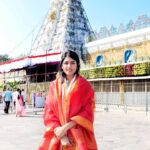 Eesha Rebba Instagram - Wishing you and your family a very happy Bhogi and Sankranthi 🌴🥰 మీకు మీ కుటుంబ సభ్యులకు భోగి మరియు సంక్రాంతి శుభాకాంక్షలు. 🙏🏻 Venkateswara Temple, Tirumala